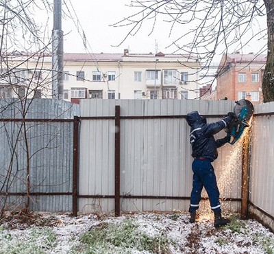 Демонтаж металлического забора